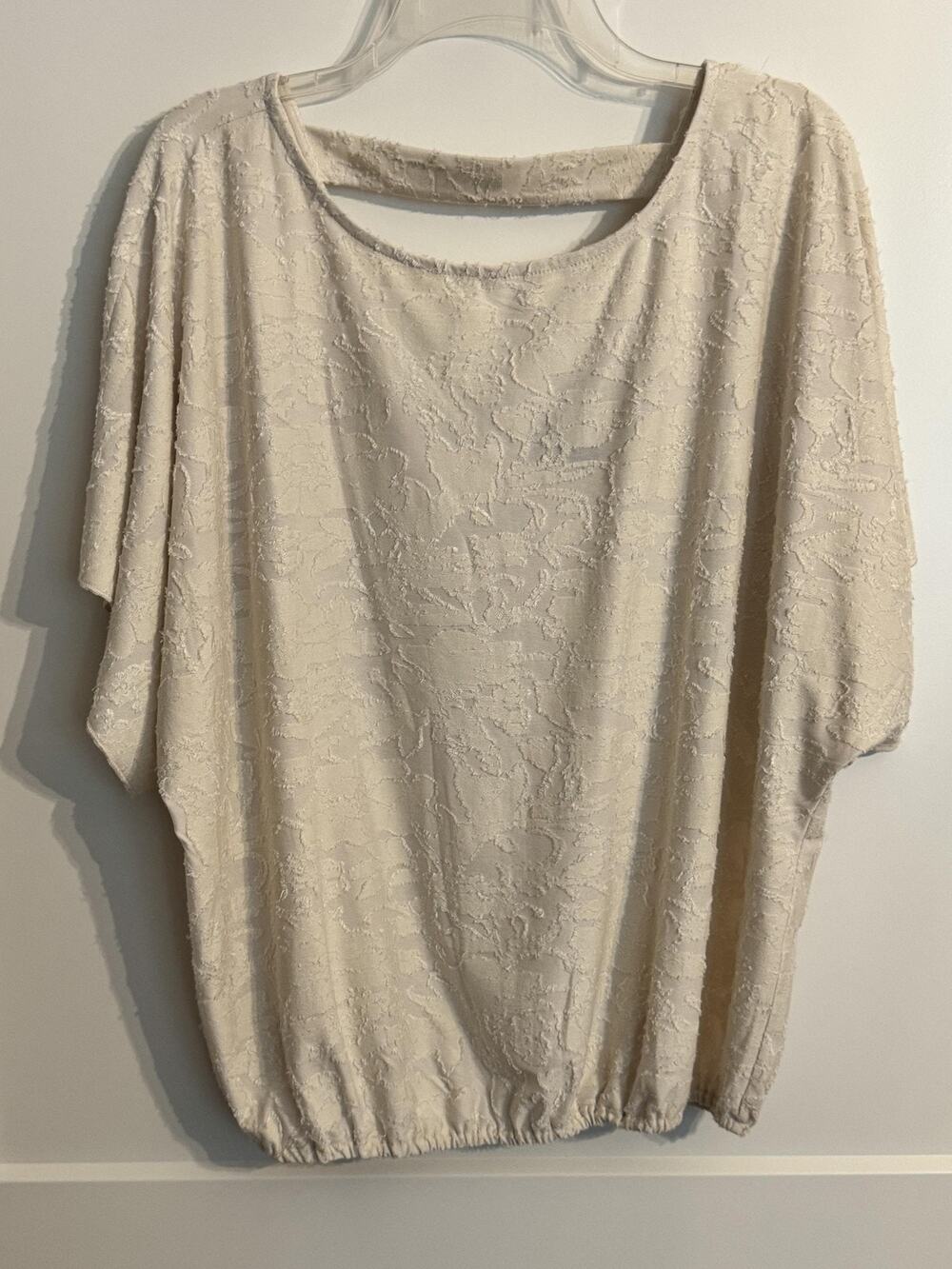Daytrip Tunic Blouse Sz L White Textured Floral Dolman V Neck Top CBK Capsule